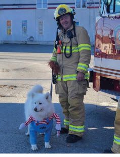 Pompier avec un petit chien déguisé