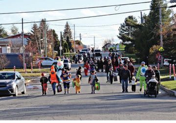 Gens costumés dans une rue du village