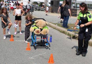 Fillette poussant un chariot avec un gros toutou