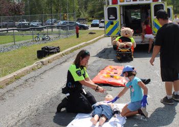 Démonstration de soins d'urgence avec un petit mannequin