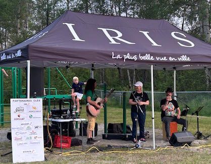 Musiciens sous un chapiteau "IRIS La plus belle vue en ville"