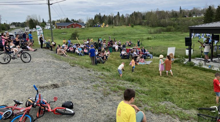 Groupe de spectateurs près de l'ombrière au parc Victor