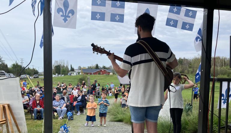 Le musicien Guillaume Laroche devant un public de tous âges