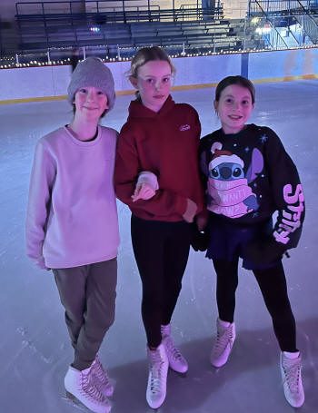 Trois jeunes patineuses