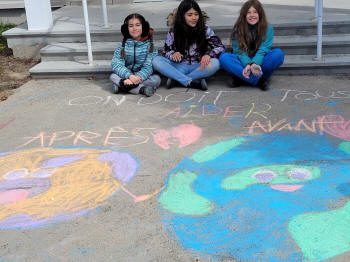 Un dessin à la craie au sol: la Terre après et avant