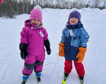 Deux enfants en ski